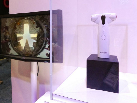 理光展示可Wi-Fi连接的360度全景相机