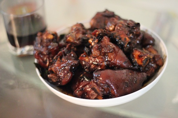 红烧猪蹄真难啃