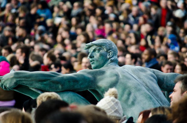 many-people-take-pictures-01