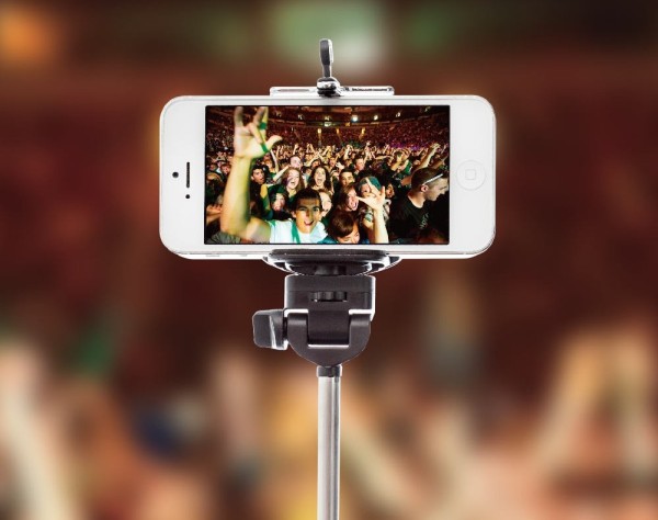 many-people-take-pictures-02