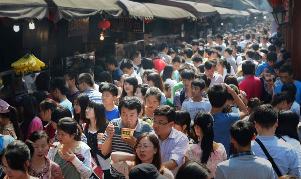 many-people-take-pictures-04