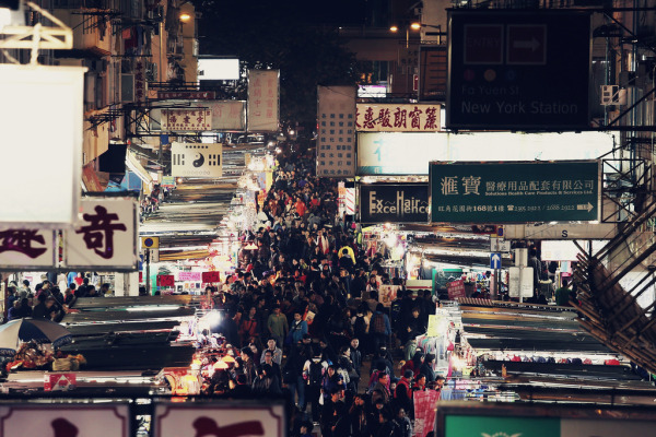 many-people-take-pictures-05