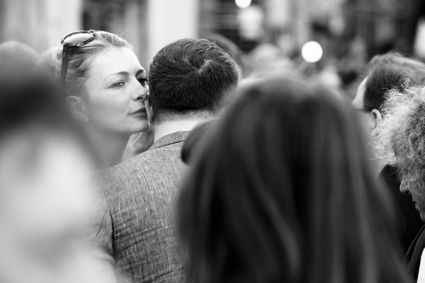 many-people-take-pictures-08