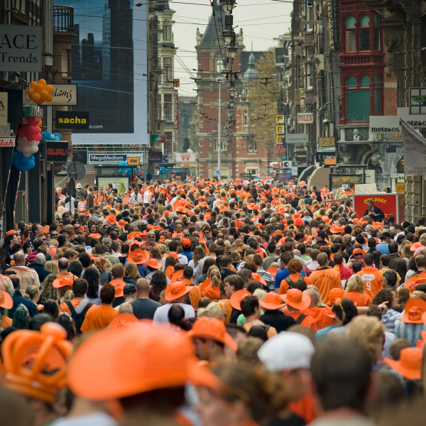 many-people-take-pictures-09