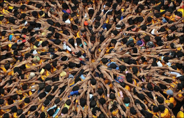 many-people-take-pictures-10