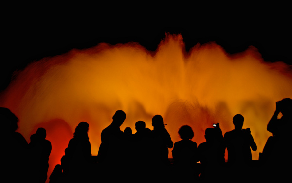 many-people-take-pictures-11