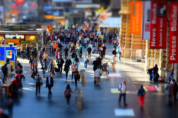 many-people-take-pictures-17